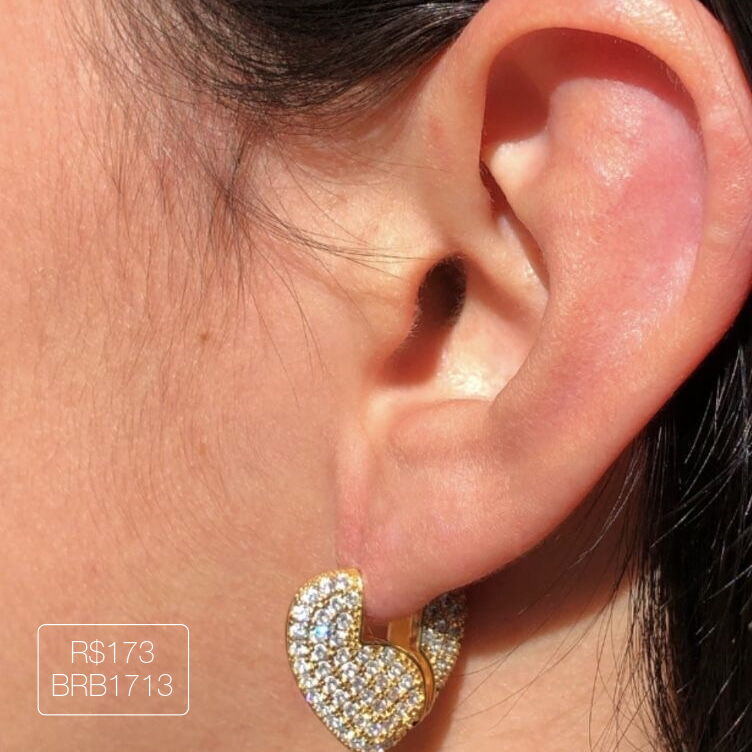 Argola Coração Lateral Cravejado Cristal Dourado